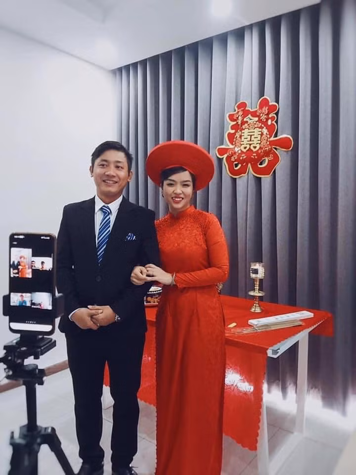 Giống như nhiều cặp đôi khác khi tổ chức đám cưới vào mùa dịch bệnh, cô dâu Khánh Thi (TP HCM) và chú rể Văn Quan (Huế) cũng tổ chức đám hỏi online tổ chức gọn nhẹ, thông qua ứng dụng trực tuyến.