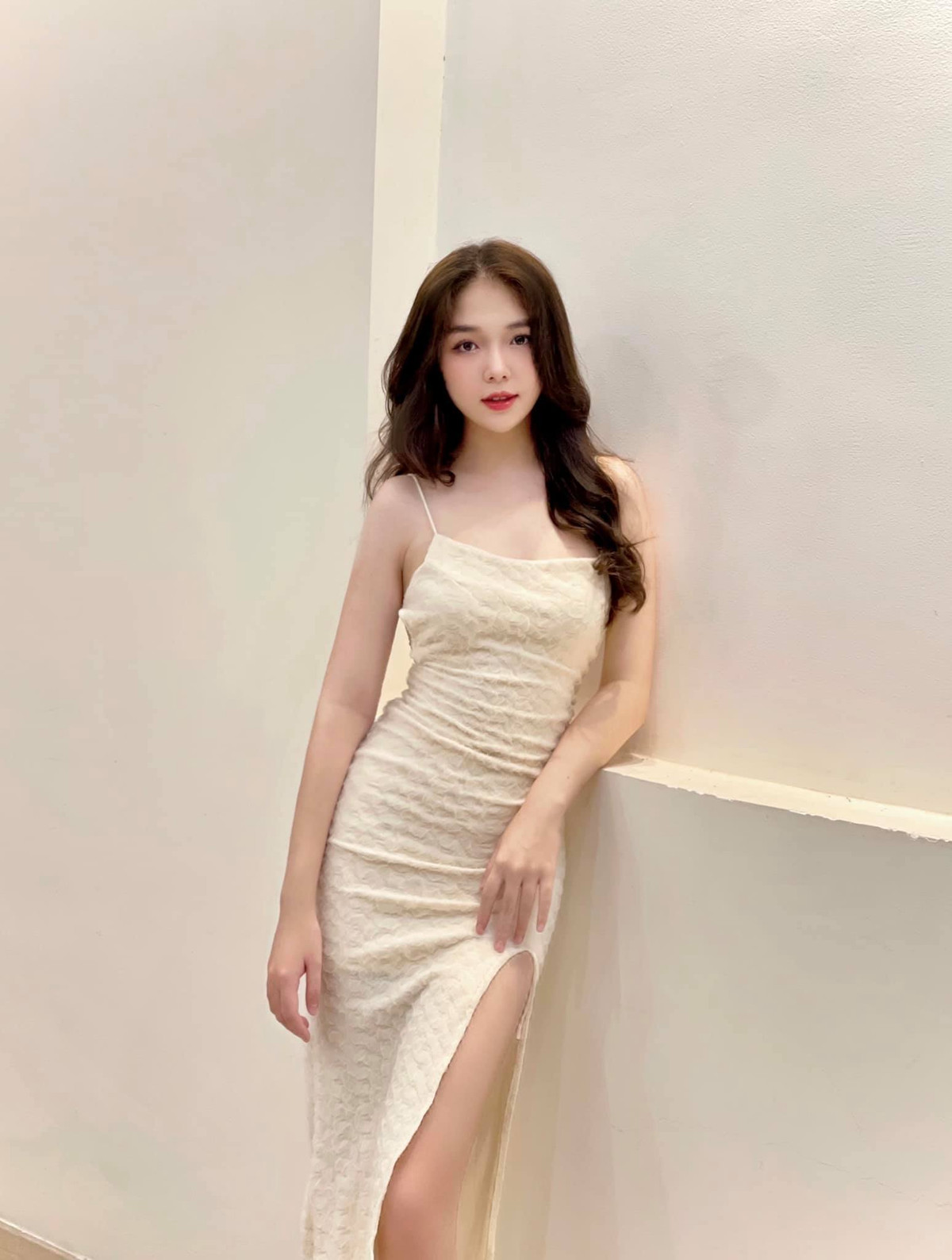 Kiều Oanh sở hữu làn da trắng nõn nà và vòng eo con kiến. Cô luôn chọn cách ăn mặc phù hợp với từng môi trường, hoàn cảnh. Ảnh: FBNV