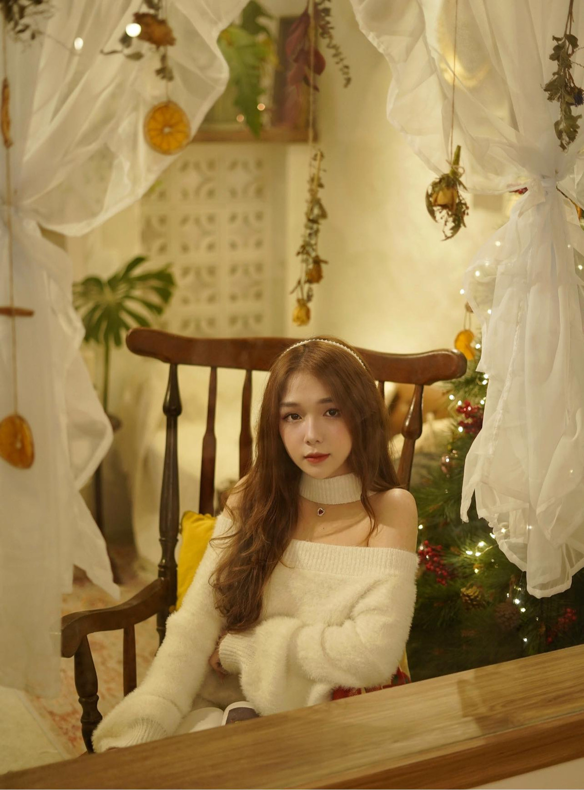 Chỉ diện chiếc áo trắng tinh khôi với điểm nhấn là lộ vai trần, hot girl 2K nhanh chóng nhận về hàng tá lời khen, bởi không hở hang, táo bạo cô nàng vẫn đẹp hút hồn.