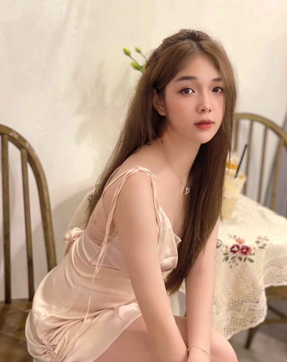 Sở hữu nhan sắc nổi bật, Kiều Oanh từng là mẫu ảnh có tiếng. Cô còn là gương mặt đại diện cho một số sản phẩm làm đẹp.