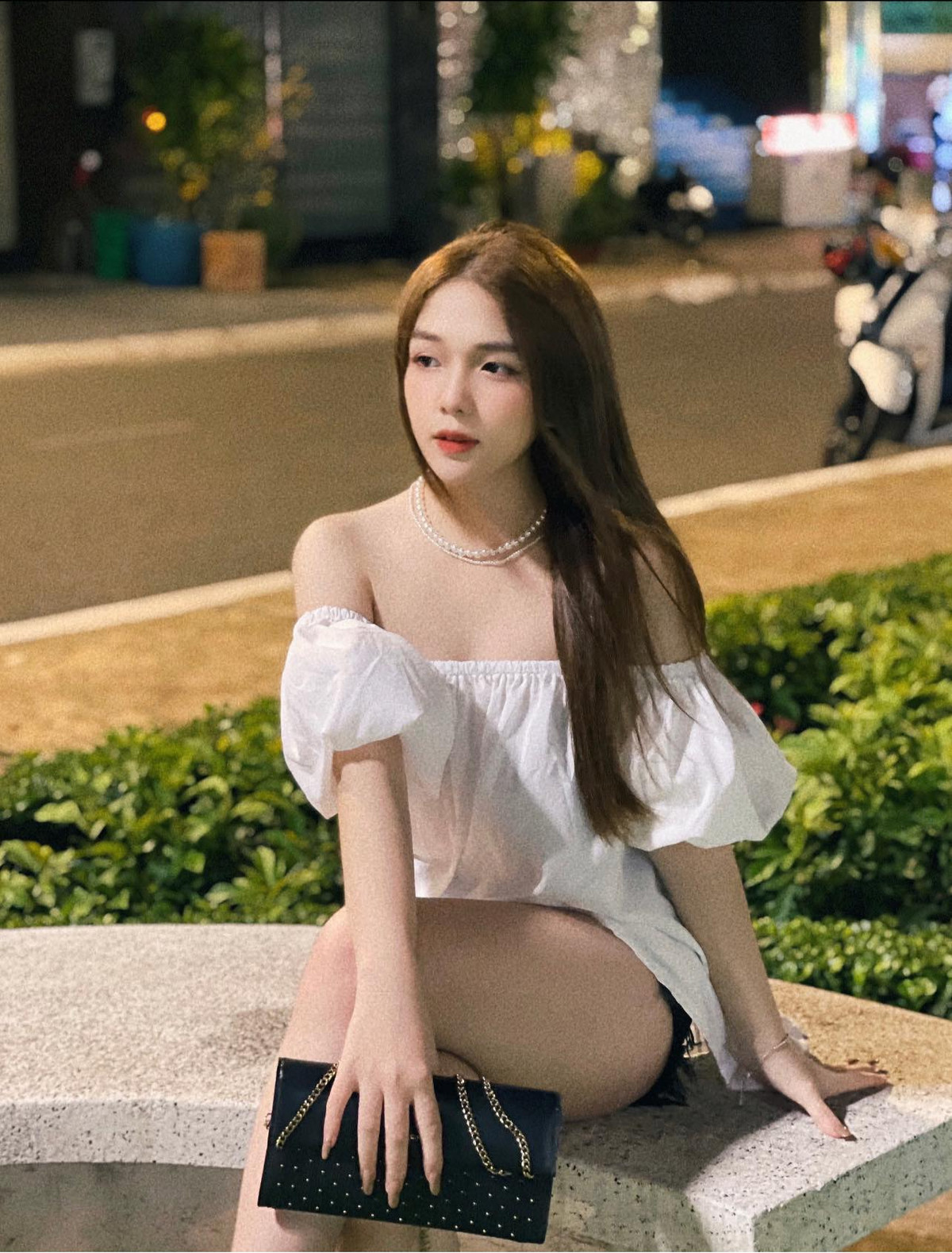 Việc xuất hiện với hình ảnh gợi cảm từng khiến Kiều Oanh gặp rắc rối. Cô nàng học cách bỏ ngoài tai những lời nói khiếm nhã đó, tập trung học hỏi, phát triển bản thân.