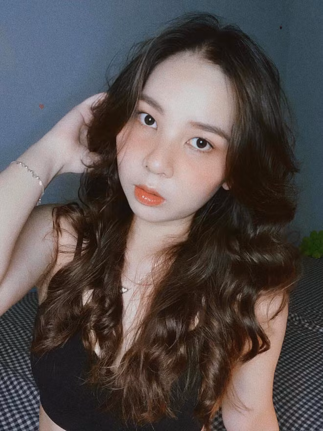 15 tuổi, Phương Thanh sở hữu làn da đen nhẻm, chi chít mụn, gương mặt thiếu cân đối với những đường nét khá thô kệch. Không biết “sửa soạn” bản thân từ nhan sắc đến gu ăn mặc, cô thường xuyên bị bạn bè chê bai, chọc ghẹo, thậm chí là xa lánh.