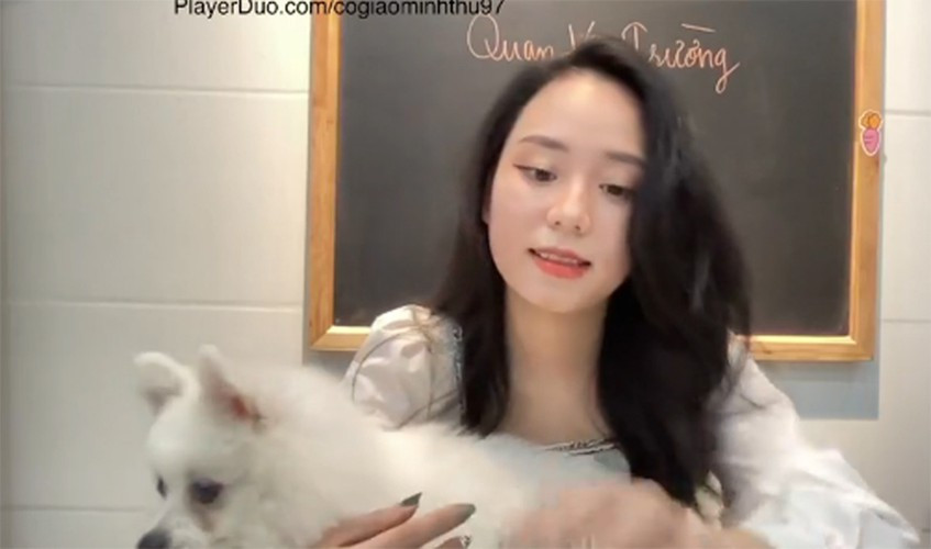 Cô giáo Minh Thu cũng là hiện tượng mạng đình đám trong năm 2021 nhờ vào việc livestream dạy học Vật lý.