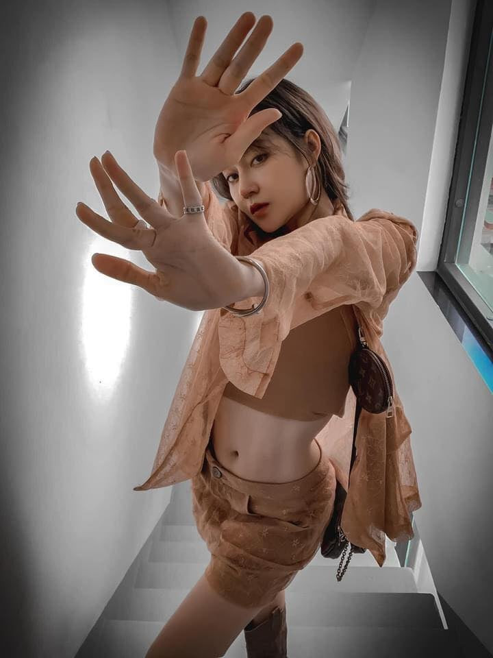 Cô gái 9x bắt đầu thay đổi phong cách và làm mới mình liên tục để cảm thấy tích cực hơn, không còn bị ảnh hưởng bởi những chuyện buồn trước đó nữa.