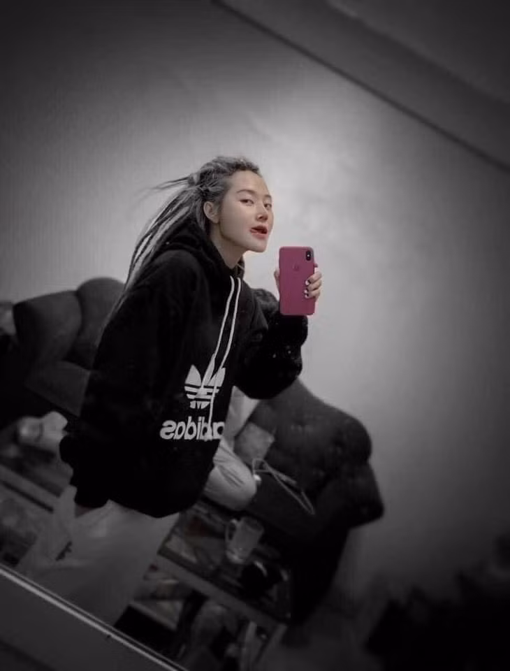 Công việc của Huyên Huyên liên quan đến lĩnh vực làm đẹp, cộng thêm bản thân có đam mê chụp ảnh và làm mẫu ảnh nên cô được thỏa sức sáng tạo, làm những gì mình muốn.