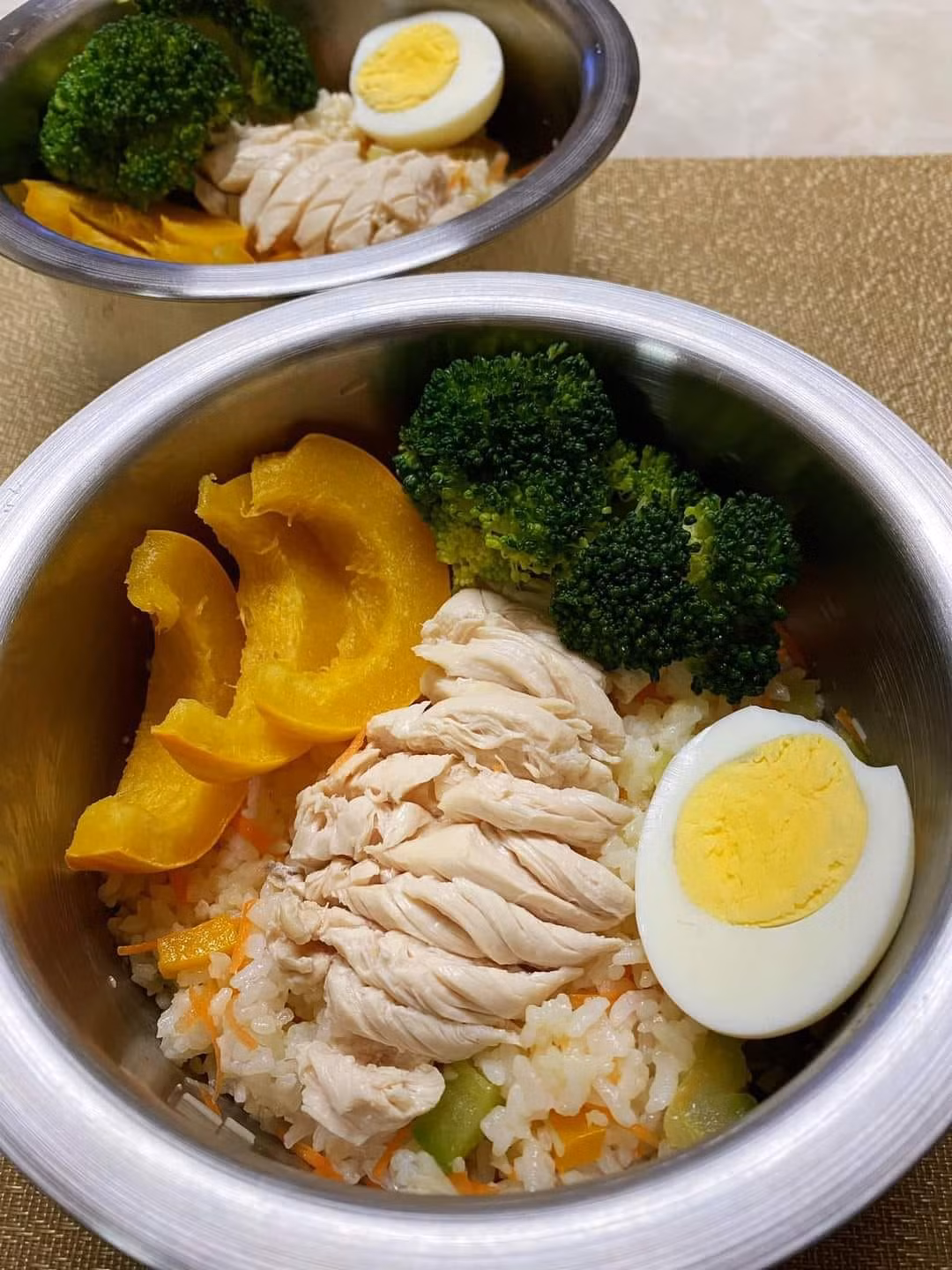 Một số quan điểm lại nghi ngờ rằng đây là trò câu like, chứ ai nuôi chó mà lại cho ăn sướng hơn người như vậy.