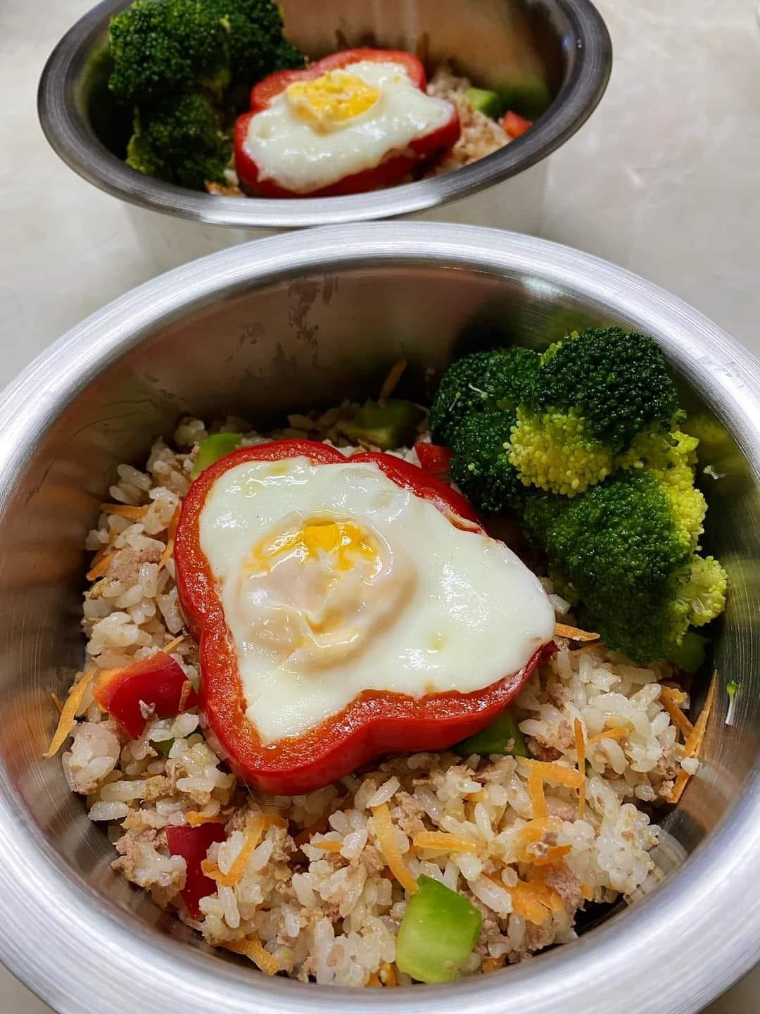 Thậm chí khi so sánh hai bữa ăn của "boss" và "sen", nhiều netizen còn ngờ vực có sự nhầm lẫn, tuy nhiên sự thật là phần ăn của chủ hai chú chó chỉ có phần đơn sơ và giản dị hơn khi chỉ có mì, trứng và rau cải.