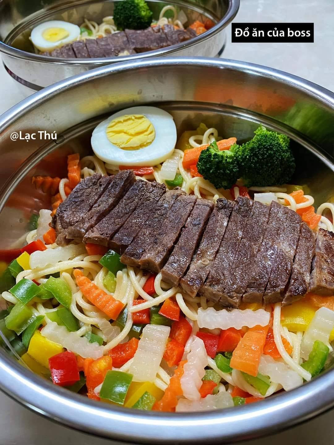 Những hình ảnh về bữa cơm sang chảnh của hai chú chó mới đây đang thu hút sự chú ý của cả cõi mạng. Bởi lẽ, các món ăn mà chủ nhân của nó chuẩn bị đều đẹp mắt, hấp dẫn không khác gì ở nhà hàng.