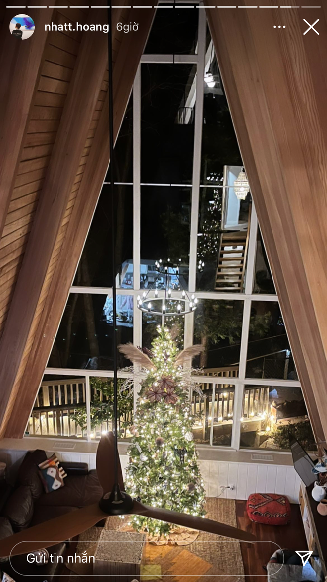 Trên story, Nhất Hoàng cũng cập nhật tình hình Giáng sinh với cây thông rực rỡ, tuyết trắng mịn và hoàng hôn tuyệt đẹp cho dân mạng chiêm ngưỡng.