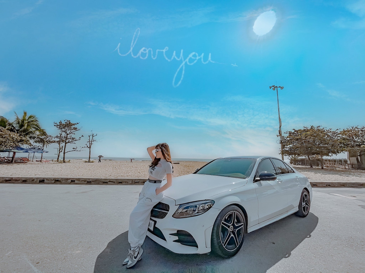 Với lợi thế là vòng 1 căng đầy và vòng 3 quyến rũ, cô hay diện áo quây hay váy với vùng cổ khoét sâu bó sát khoe triệt để đường cong.