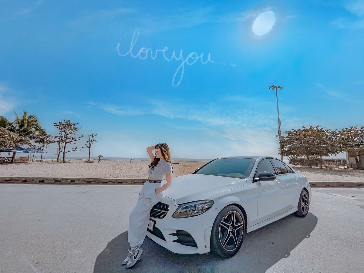 Với lợi thế là vòng 1 căng đầy và vòng 3 quyến rũ, cô hay diện áo quây hay váy với vùng cổ khoét sâu bó sát khoe triệt để đường cong.