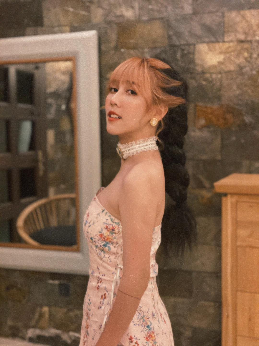 Màn "lột xác" này của Hậu Hoàng khiến nhiều người phải dụi mắt mấy lần mới dám tin đây là thần tượng của mình bấy lâu nay.