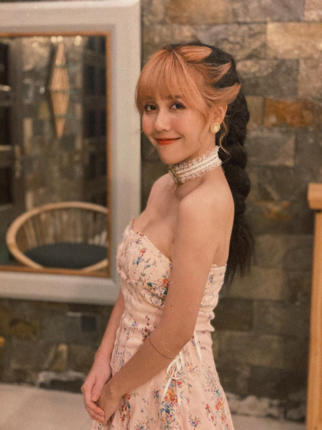 Trong lần "đổi gió" này, Hậu Hoàng chọn style trang điểm khá đậm hơn những lần trước.