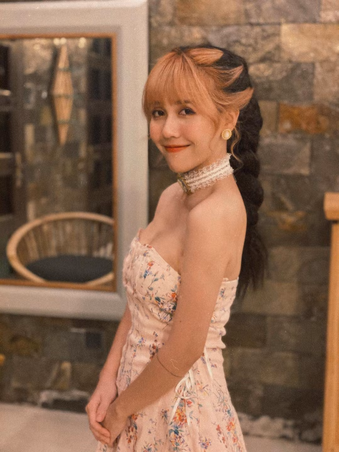 Trong lần "đổi gió" này, Hậu Hoàng chọn style trang điểm khá đậm hơn những lần trước.