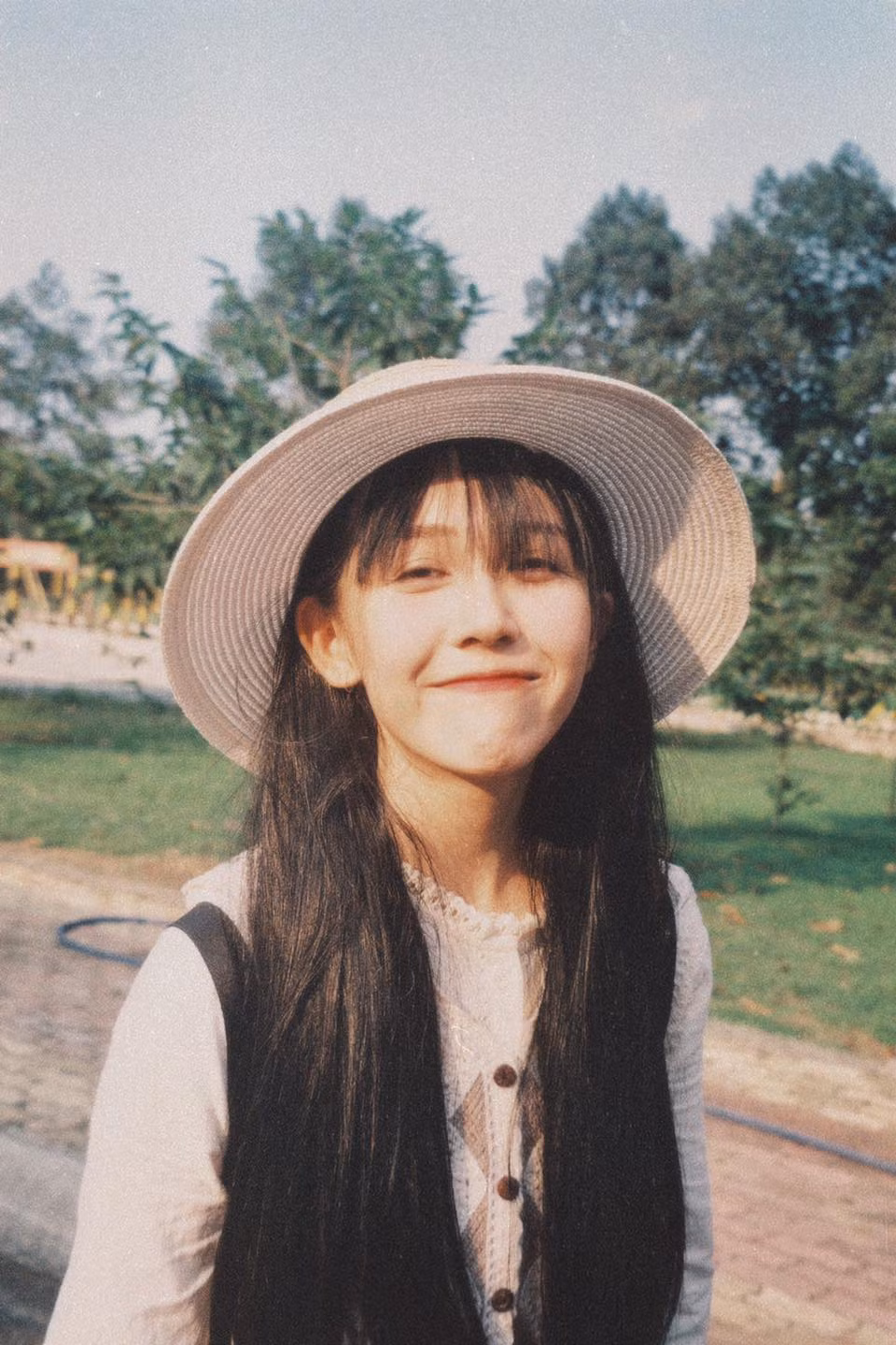 Nhiều cư dân mạng còn để lại ý kiến rằng hình ảnh Hậu Hoàng tinh nghịch đã thành thương hiệu nên muốn thay đổi chắc phải để mọi người làm quen từ từ. Ảnh: FBNV