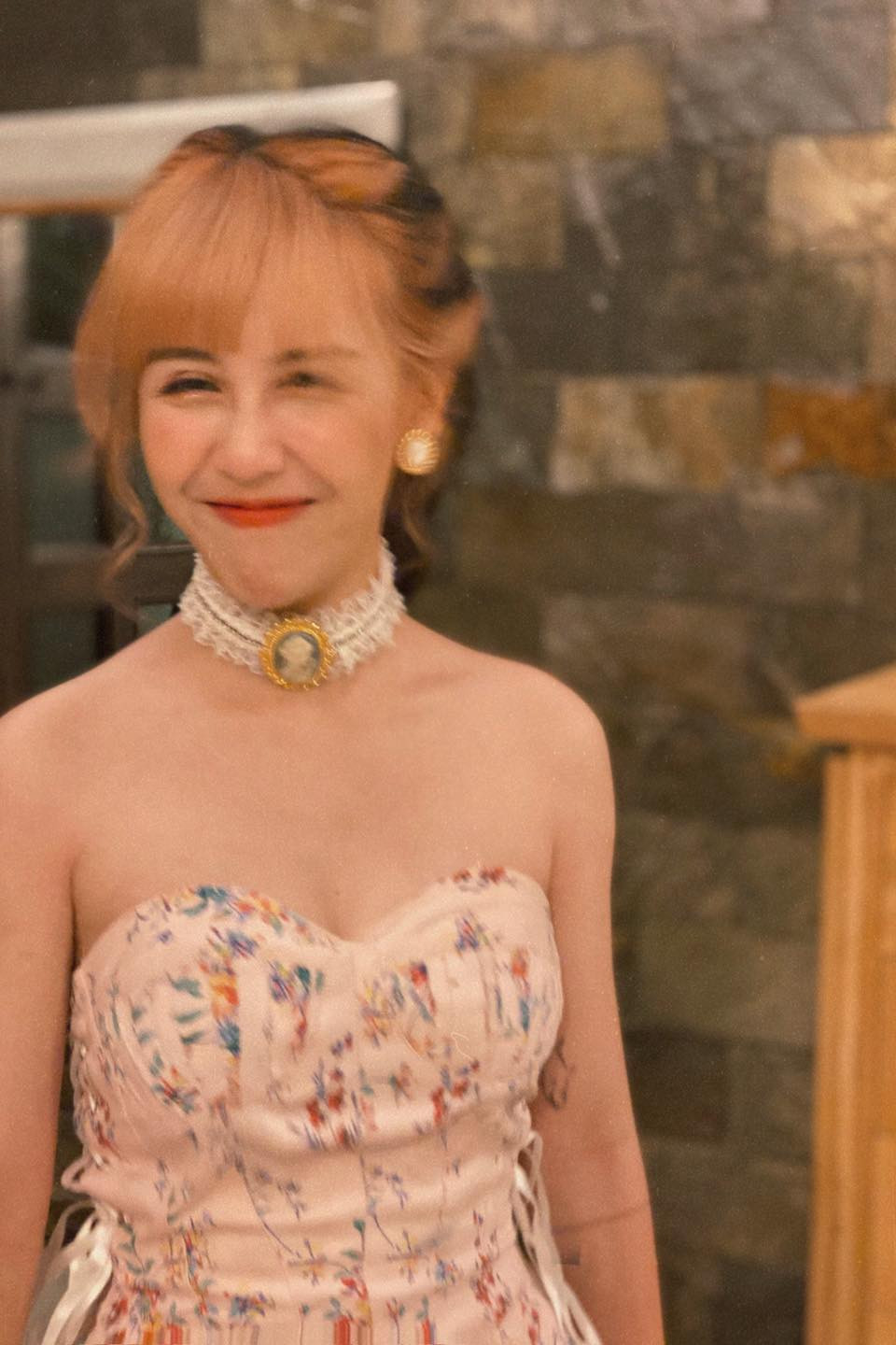 Đáng chú ý hơn cả là chiếc váy cúp ngực giúp cô nàng khoe trọn bờ vai trần và xương quai xanh, sắc vóc xinh đẹp không kém cạnh gì các hot girl hiện nay.