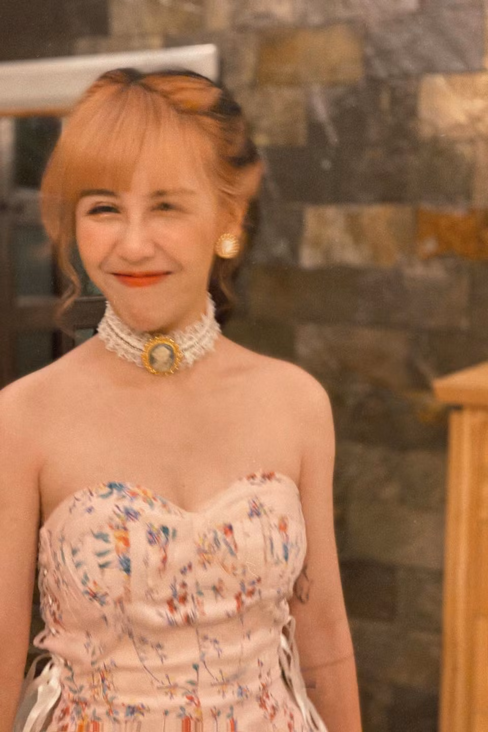 Đáng chú ý hơn cả là chiếc váy cúp ngực giúp cô nàng khoe trọn bờ vai trần và xương quai xanh, sắc vóc xinh đẹp không kém cạnh gì các hot girl hiện nay.