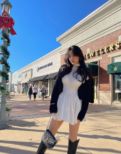 Nhờ lợi thế ngoại hình nóng bỏng, cô thường xuyên chưng diện những thiết kế cắt xẻ táo bạo, khai thác tối đa đường cong trời phú.