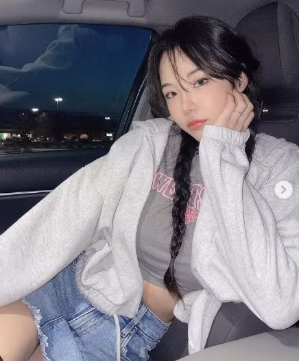 Kang Hye Ji không chỉ có gương mặt xinh đẹp mà còn sở hữu vóc dáng ấn tượng đặc biệt là vòng eo nhỏ nhắn.