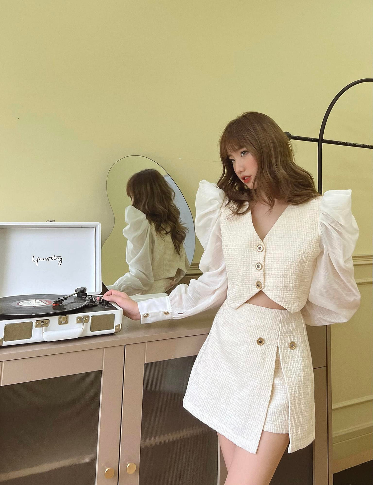 Trên trang cá nhân Instagram của Khánh Huyền luôn đầy những bức ảnh nóng bỏng so với tuổi 17 đầy trong sáng.