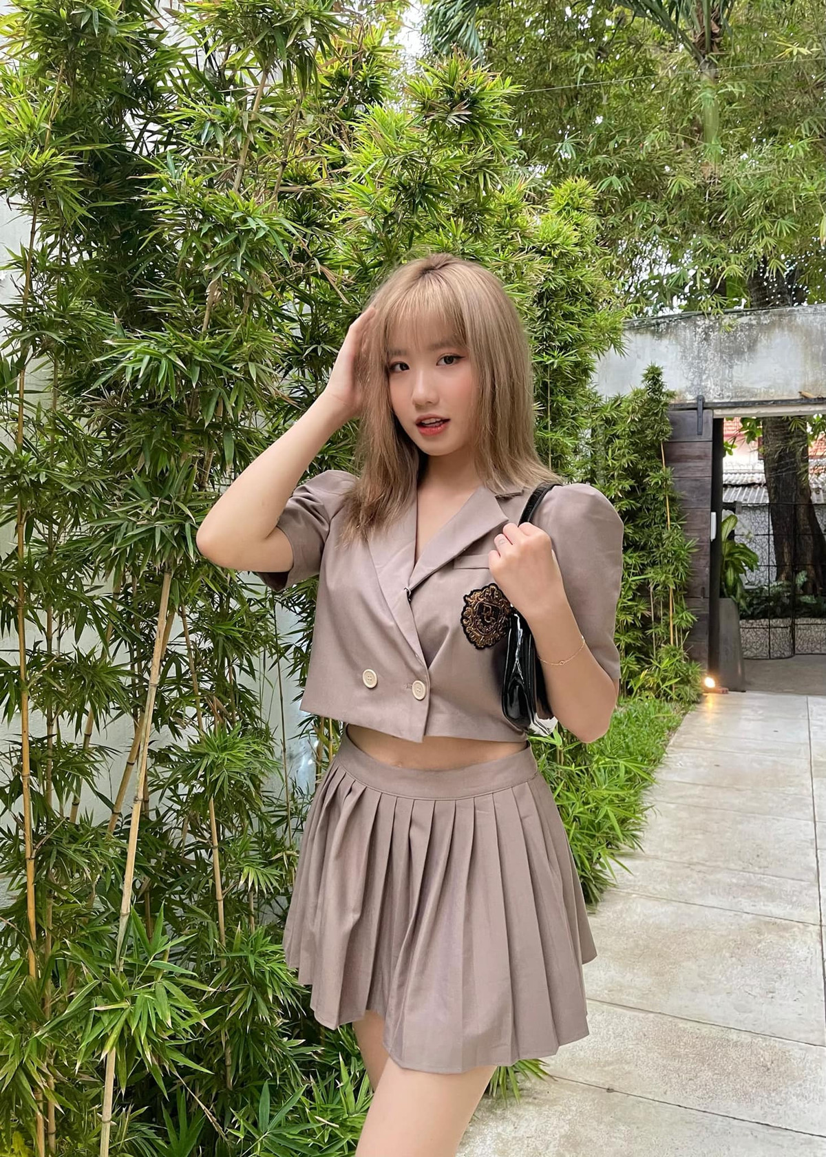 Dù chưa chính thức công khai nhưng netizen nắm được rổ hint hẹn hò của Khánh Huyền và bạn trai cũ của đàn chị là Linh Ngọc Đàm. Ảnh: FBNV