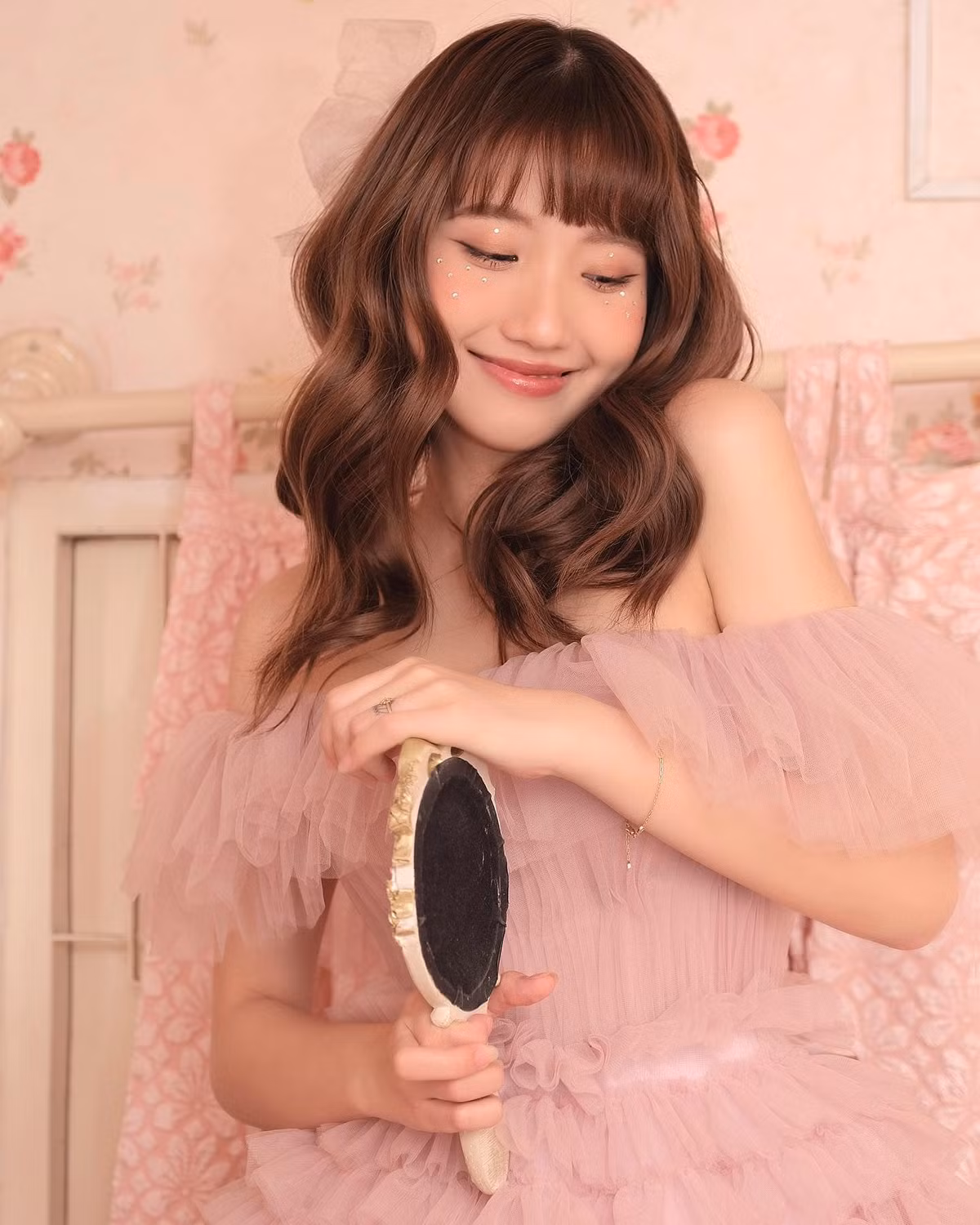 Mới đây, trên Facebook cá nhân của mình, hot girl TikTok Khánh Huyền 2K4 bất ngờ đăng tải bộ ảnh mới hóa nàng thơ xinh đẹp để kỷ niệm sinh nhật tuổi 17 của mình.