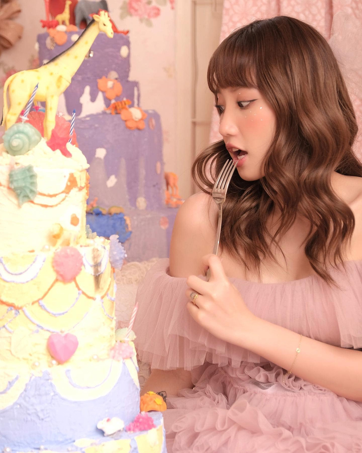 Chỉ vài tiếng sau khi đăng tải, bộ ảnh của hot TikToker đến từ Quảng Ninh nhận được rất nhiều lượt tương tác, cùng hàng trăm lượt bình luận và chia sẻ.