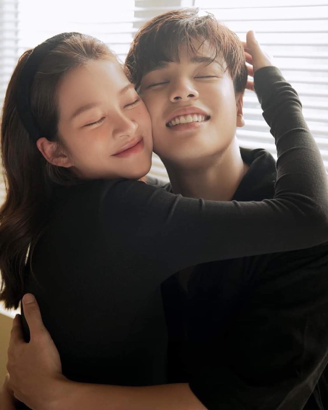 Vào thời kỳ mang thai, Trương Hoàng Mai Anh liên tiếp tung nhiều khoảnh khắc bà bầu đẹp mĩ mãn, đặc biệt thân hình nàng hot girl vẫn thon gọn.