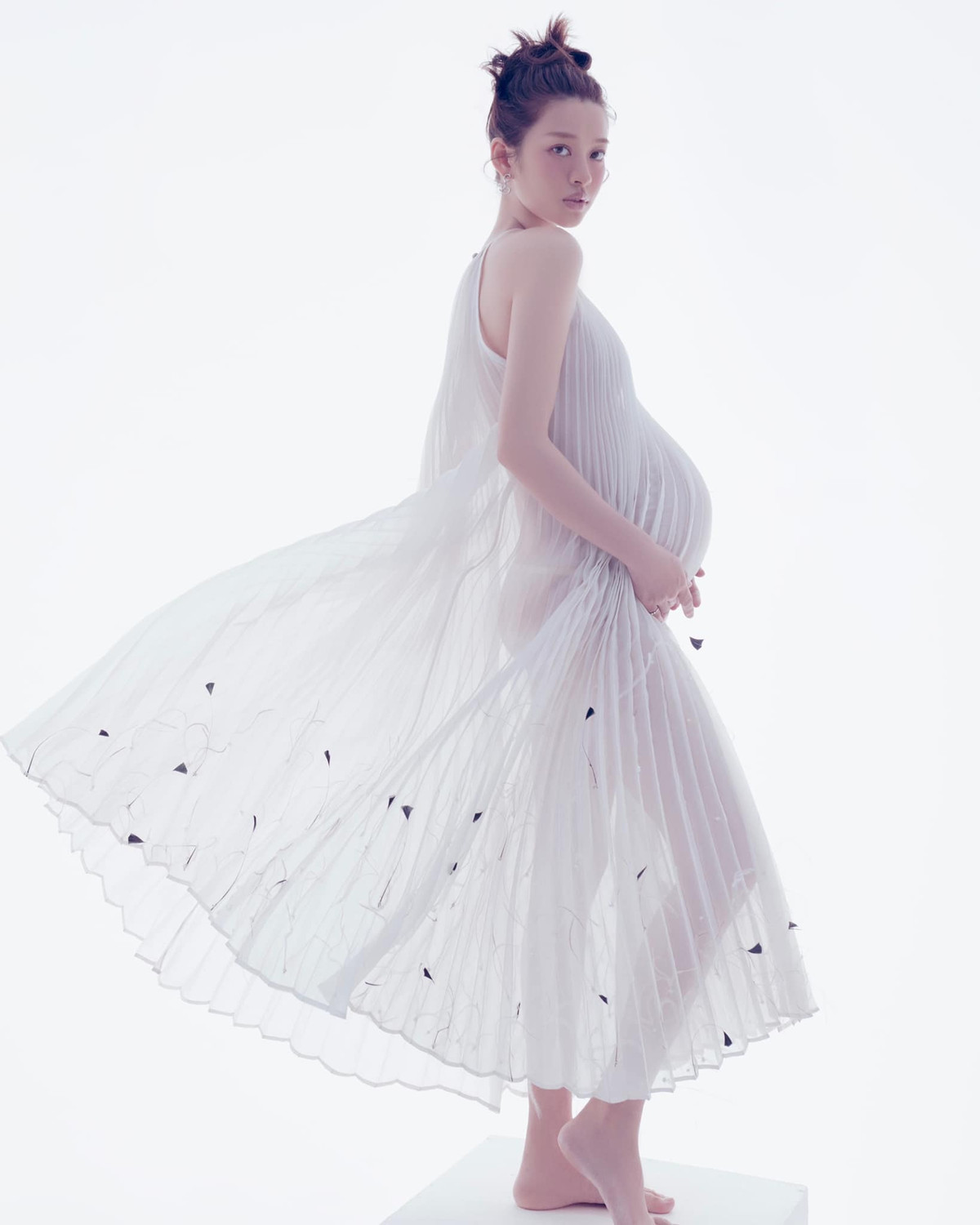 Trương Hoàng Mai Anh được biết đến là một mẫu ảnh có tiếng ở Hà Nội. Người đẹp có gần 1 triệu người theo dõi trên Facebook và Instagram.