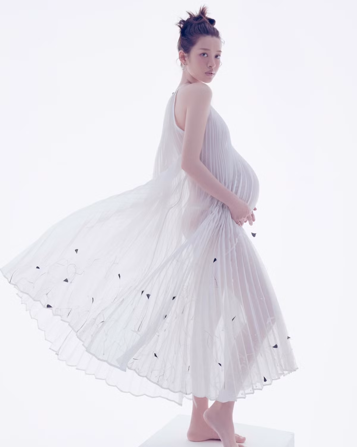 Trương Hoàng Mai Anh được biết đến là một mẫu ảnh có tiếng ở Hà Nội. Người đẹp có gần 1 triệu người theo dõi trên Facebook và Instagram.