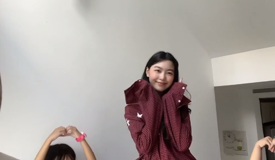 Lọ Lem hút hồn người xem bởi nụ cười thân thiện, ánh mắt thơ ngây và nhan sắc trong veo.