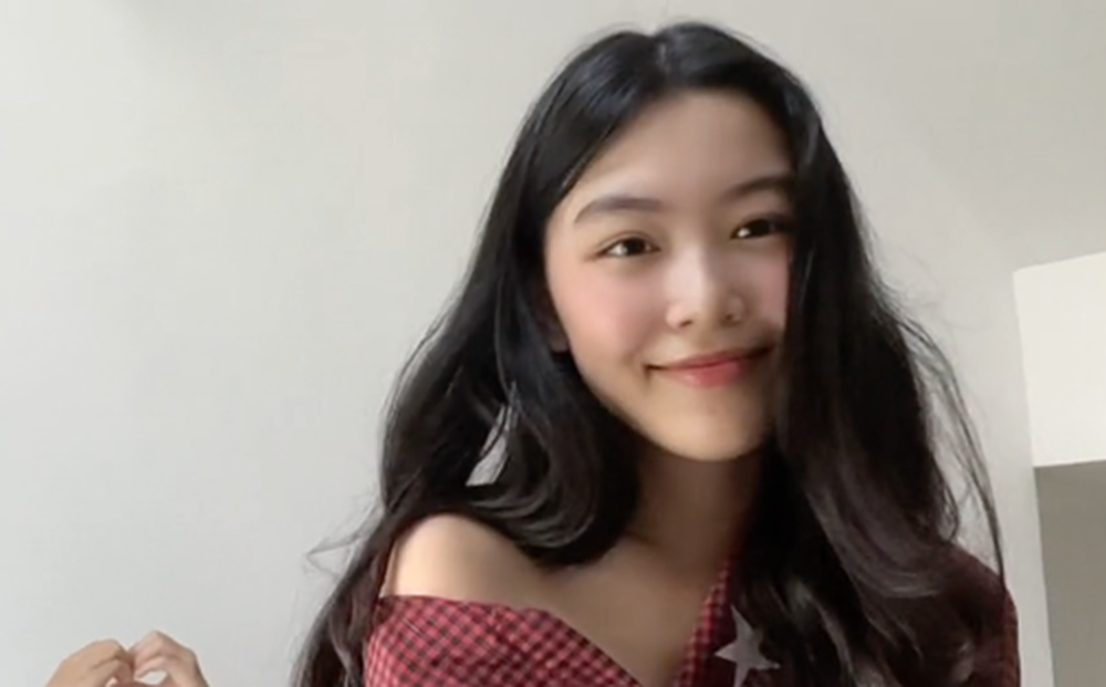 Chỉ diện chiếc áo sơ mi giản dị để lệch vai đúng lứa tuổi, nàng Lọ Lem ngoài đời thực cũng đủ khiến bao người say mê với nhan sắc nhẹ nhàng, duyên dáng.