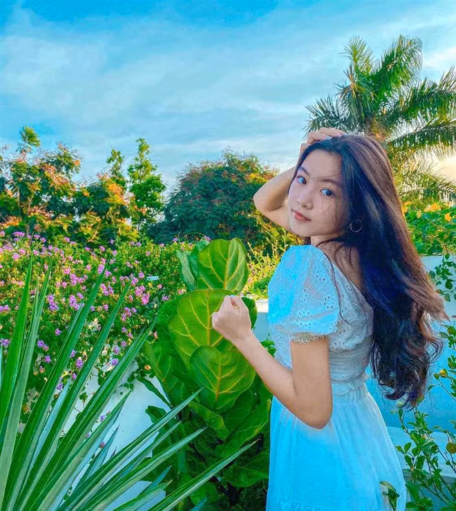 Nói về dàn gái xinh Gen Z, chắc chắn không thể bỏ qua Lọ Lem (tên thật là Mai Thảo Linh, sinh năm 2006) - con gái MC Quyền Linh.