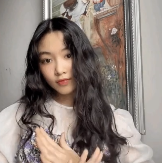 Phía dưới đoạn clip, cư dân mạng đã để lại rất nhiều bình luận xuýt xoa vì nhan sắc của Lọ Lem : "Xinh quá nè!", "Dễ thương quá đi!", "Nhiều chút đáng yêu",...