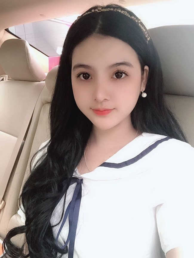 Mặc dù sở hữu gương mặt xinh như búp bê, nhưng ít ai ngờ rằng nàng hot girl lại cao tới 1m69, đồng thời sở hữu một hình thể rất thon gọn, gợi cảm.