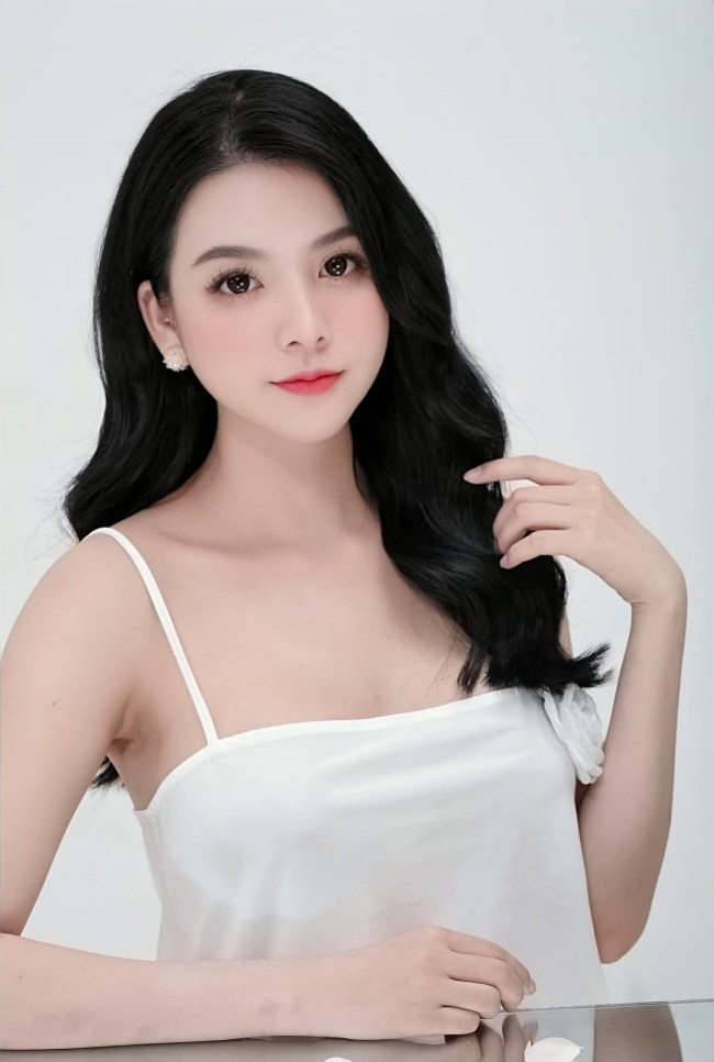 Hiện tại, cô nàng đang là diễn viên, người mẫu ảnh và là gương mặt đại diện cho nhiều thương hiệu thời trang, mỹ phẩm, làm đẹp nổi tiếng.