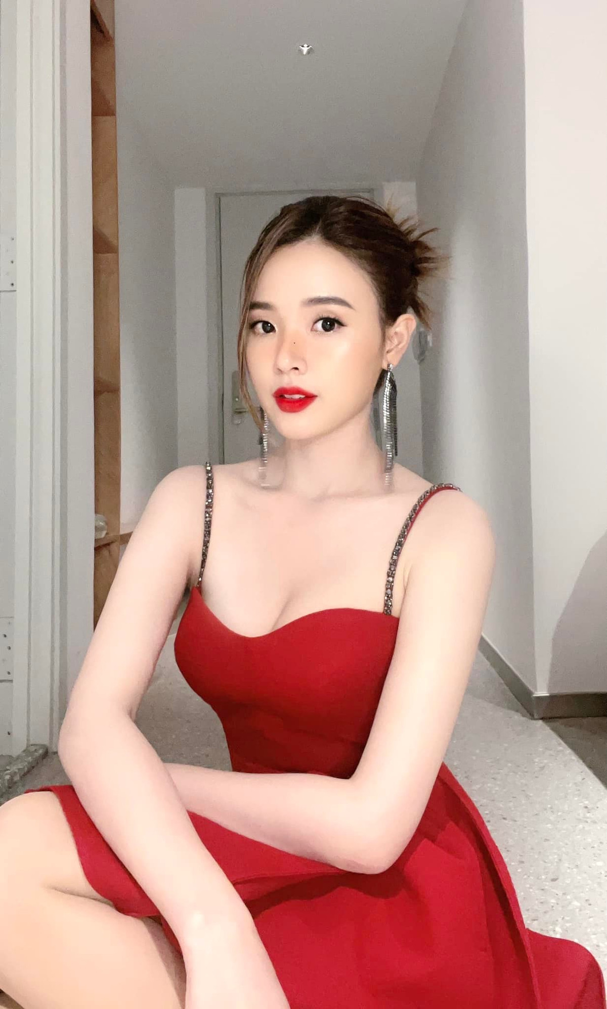 Trong bộ ảnh Giáng sinh mới đây, hot girl Midu làm cư dân mạng choáng khi tiết lộ số cân nặng chỉ còn 40kg.