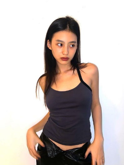 Theo đó, các trang này tán dương nhan sắc của Dương Minh Ngọc là khuôn mặt thiên thần, dáng hình yêu nữ, ý chỉ vẻ đẹp vừa trong sáng vừa gợi cảm của cô nàng.