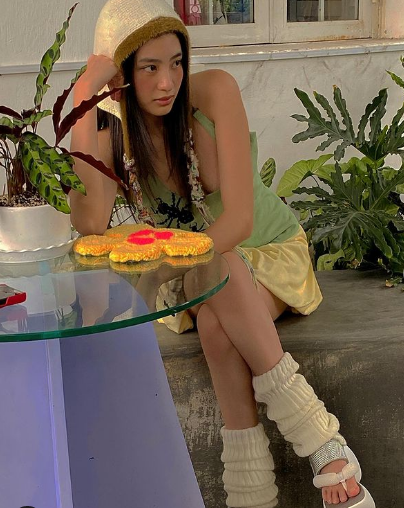 Hot girl 9x nổi bật với gương mặt xinh đẹp, cùng style thời trang có phần khác lạ so với đại đa số các hot girl hiện nay. Đó cũng chính là lý do mà Minh Ngọc thường nhận về lời khen có cánh trên các trang báo mạng nước ngoài.