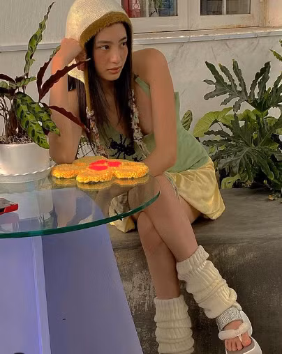 Hot girl 9x nổi bật với gương mặt xinh đẹp, cùng style thời trang có phần khác lạ so với đại đa số các hot girl hiện nay. Đó cũng chính là lý do mà Minh Ngọc thường nhận về lời khen có cánh trên các trang báo mạng nước ngoài.