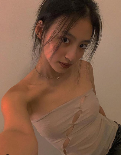 Sở hữu gương mặt xinh đẹp không góc chết, Dương Minh Ngọc nổi lên nhờ làm mẫu chụp lookbook cho những nhãn hàng thời trang trẻ.