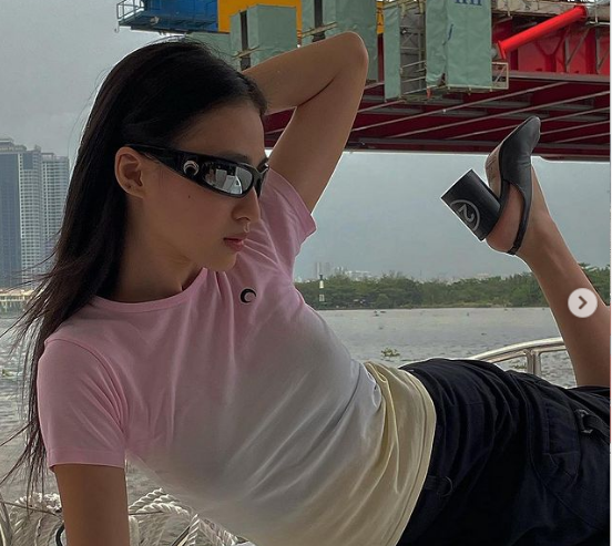 Hiện, cô nàng là một trong những hot girl thành công ở Việt Nam. Ảnh: IGNV