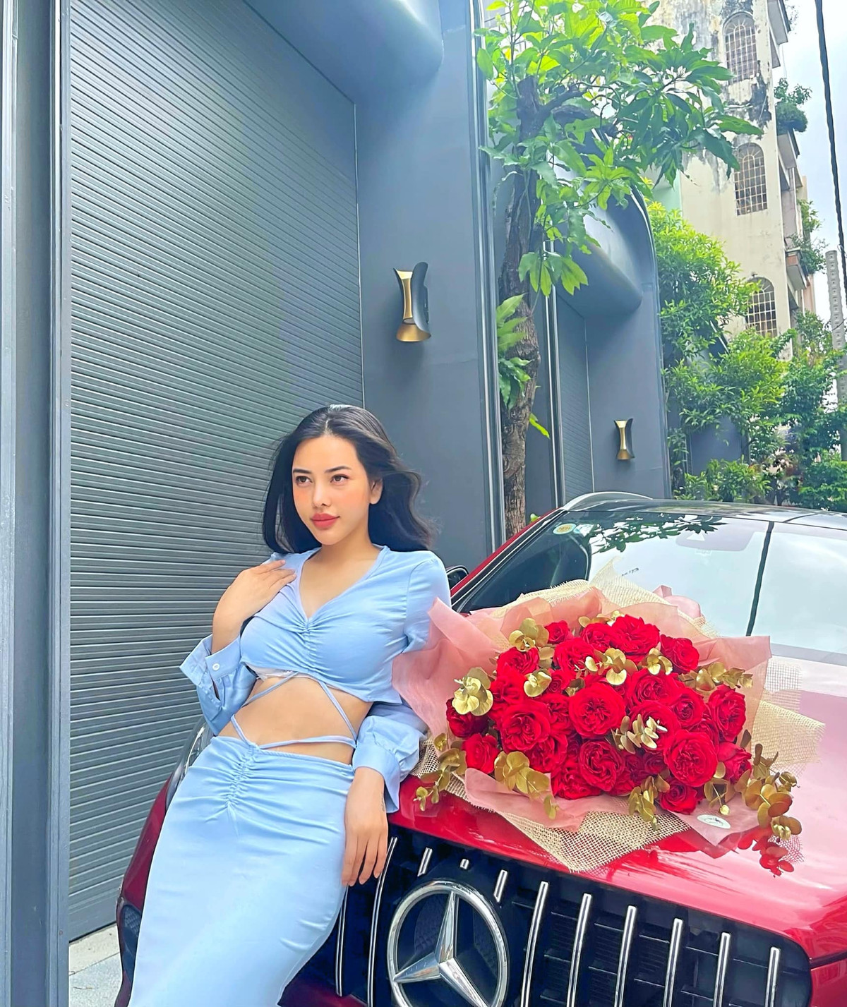 Ở ngoài đời, cô được biết tới là một mẫu ảnh và kinh doanh tự do.