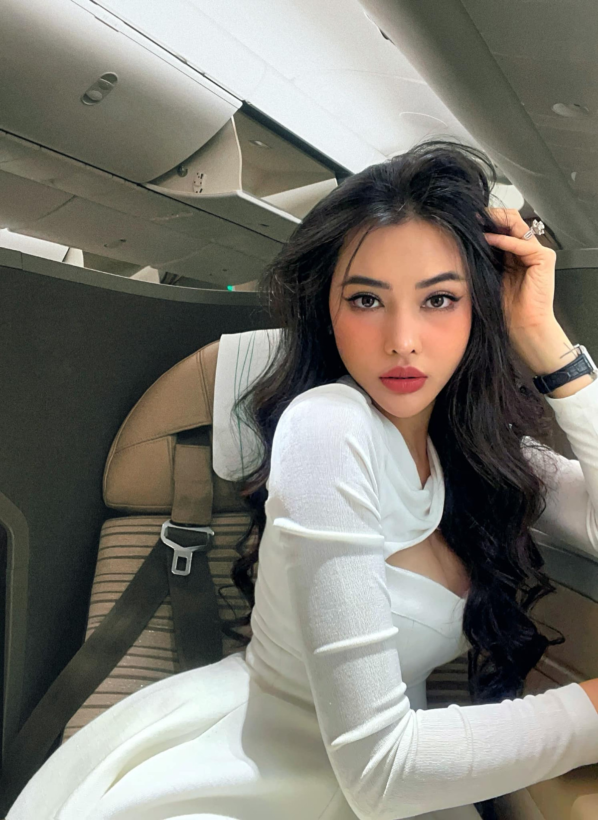 Sau khi chụp ảnh phản cảm ở Hội An, Mai Hương đã khiến CĐM không giữ nổi bình tĩnh, hàng loạt những bình luận đả kích được cư dân mạng "ném" về phía cô nàng.