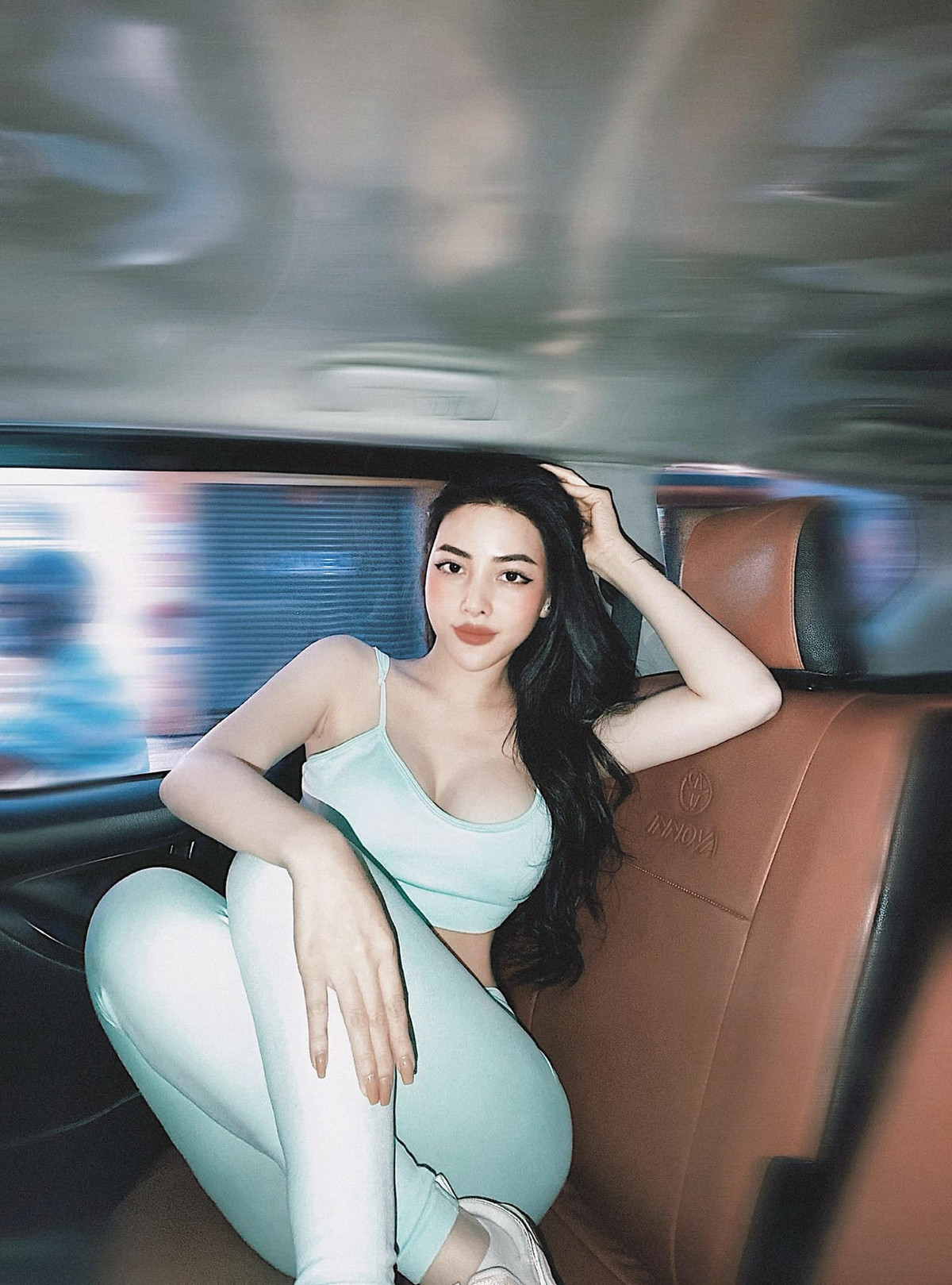 Cô nàng theo đuổi phong cách thời trang gợi cảm, cá tính.