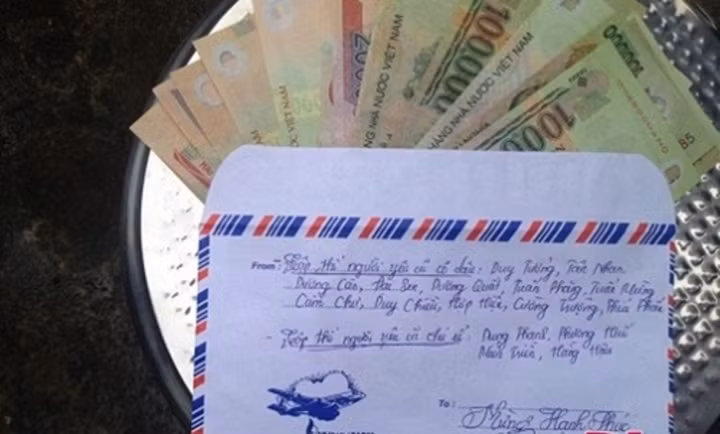 “Cuoi ra nuoc mat” voi phong bi mung cuoi cua hoi nguoi yeu cu