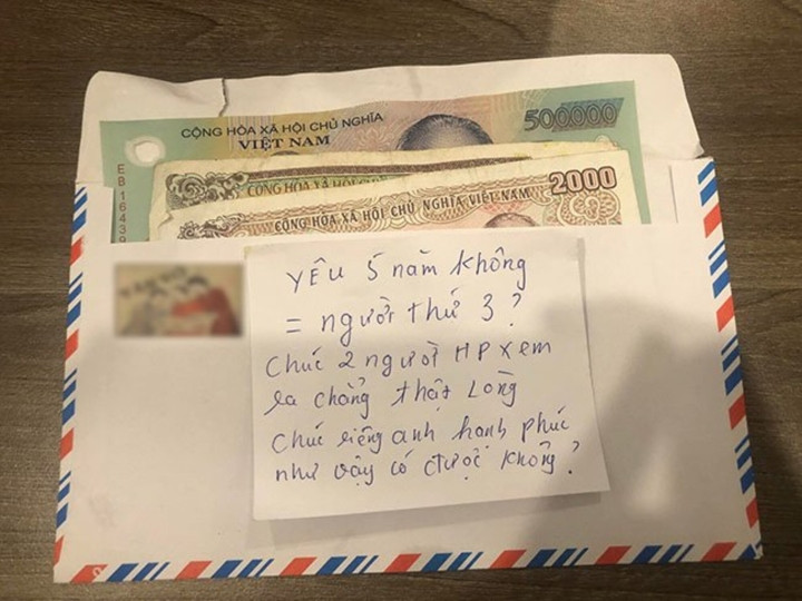 Mạng xã hội từng chứng kiến không ít những phong bì mừng cưới được gửi tặng bởi "tình cũ", nhiều khi khiến cô dâu, chú rể phải "vò đầu bứt tai" suy nghĩ vì không biết người đó muốn gửi gắm điều gì.