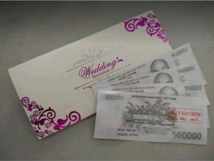 Một pha mừng cưới khác đến từ người yêu cũ khiến cô dâu chú rể tái mặt. Ảnh: Tổng hợp