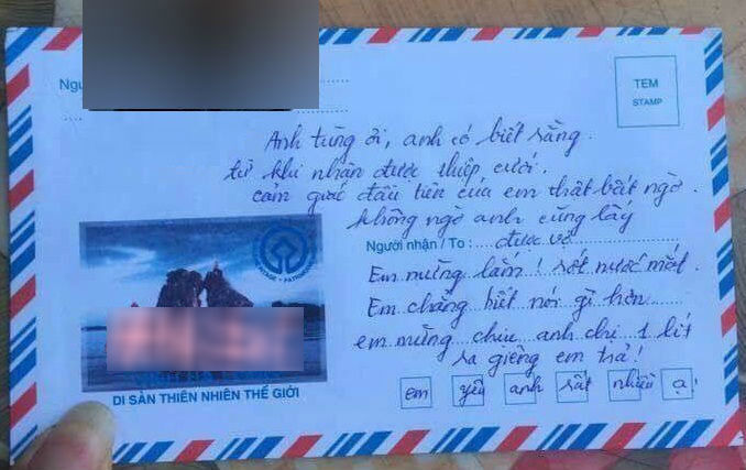 Phong bì mừng cưới bá đạo của cô người yêu cũ từng gây bão mạng. Chính vì những lời lẽ “tình cảm” hài hước cô gái gửi đến người yêu cũ và chuyện mừng nợ đã khiến cư dân mạng chú ý và ngay sau khi được đăng tải trên đã hút 6.400 lượt thích và vô số lời bình luận.