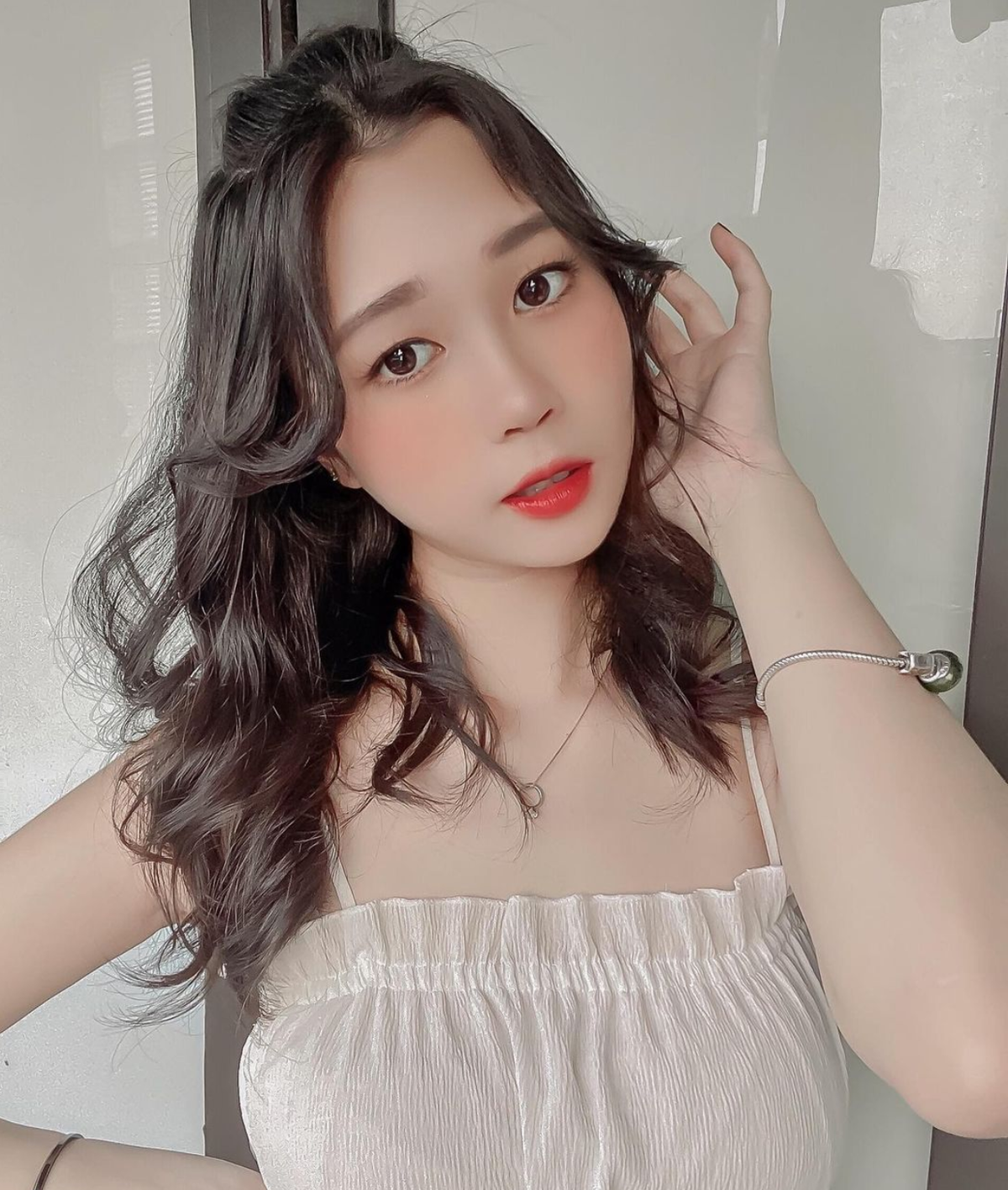 Cô nàng cùng hội bạn thân Linh Ka, Long Hoàng và Long Bi từng được biết đến với tên gọi là "hot teen Hà Thành". Nhóm bạn trẻ này tuy chỉ mới 14,15 tuổi nhưng đã thu hút lượt theo dõi lớn.